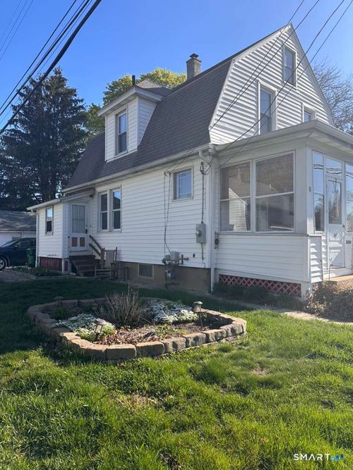 107 Phillips St, Waterford, CT, 06385-1330 | Card Image