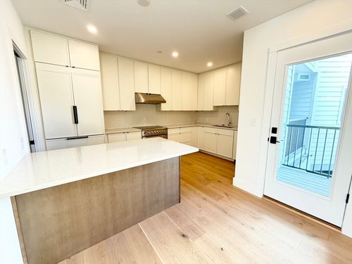10-10 Elm St, Newton, MA, 02465-1806 | Card Image