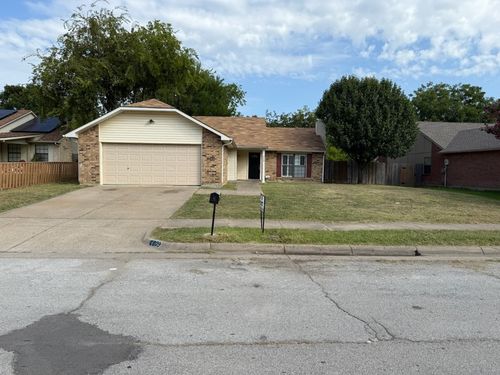 2209 Overbrook Dr, Arlington, TX, 76014-2729 | Card Image
