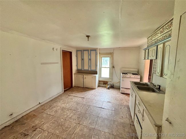 Kitchen | Image 8