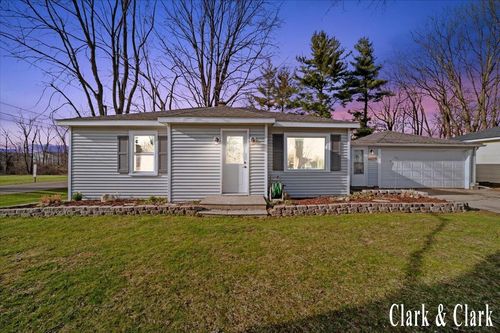 525 W Randall St, Coopersville, MI, 49404-1368 | Card Image