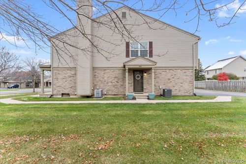 13967 Watersway Dr, Gibraltar, MI, 48173-8731 | Card Image