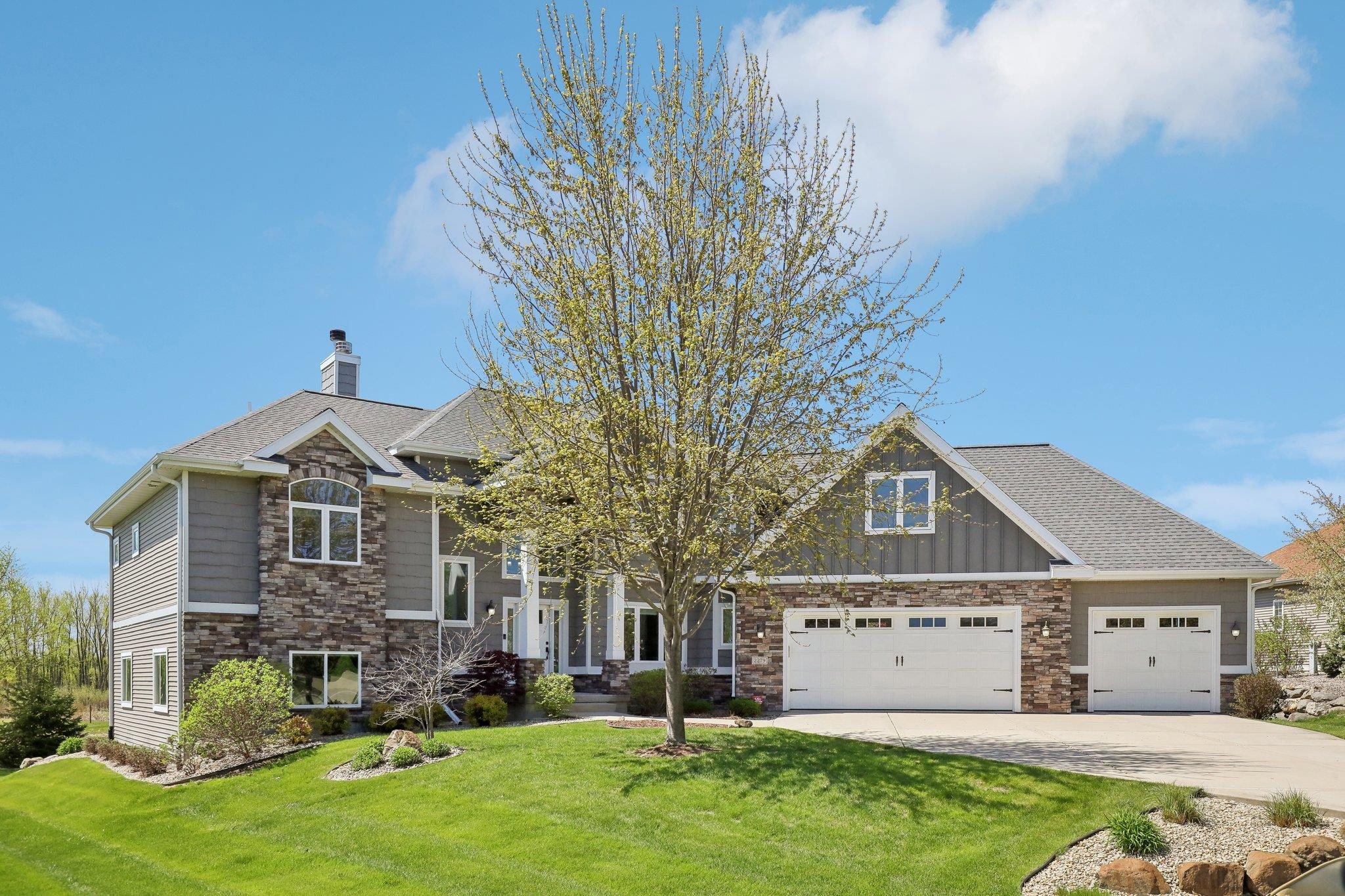 Glen Oaks Cir, Cottage Grove, WI 53527