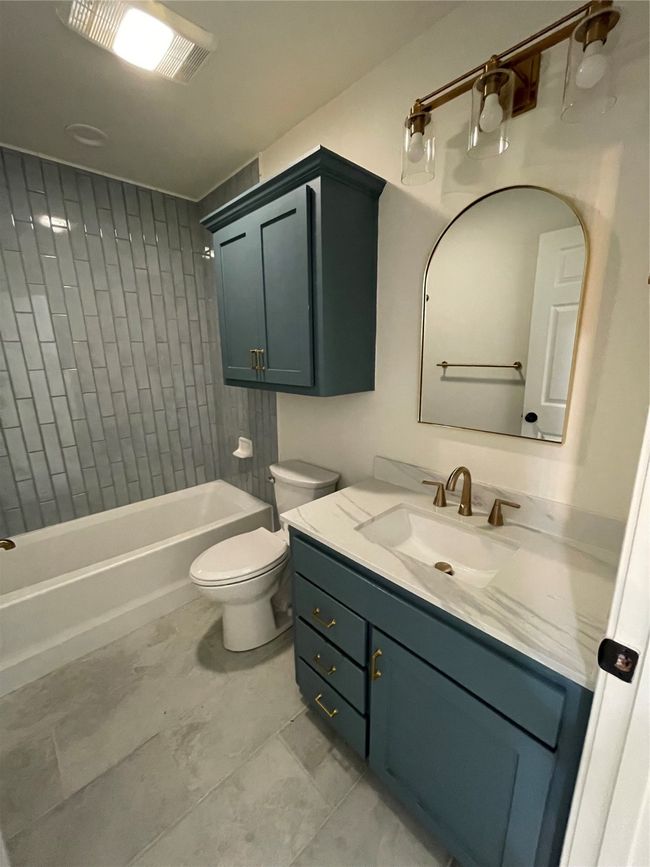 Full bathroom featuring bathtub / shower combination, vanity, and toilet | Image 15