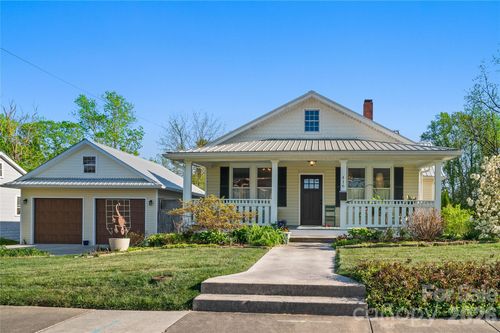 416 3rd Ave W, Hendersonville, NC, 28739-4914 | Card Image