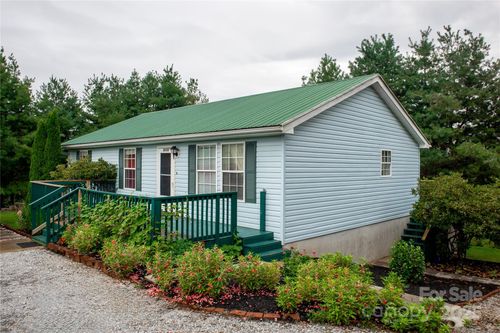 3372 Summer Rd, Hendersonville, NC, 28792-4888 | Card Image