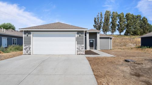 352 E Davis St, Connell, WA, 99326-4016 | Card Image