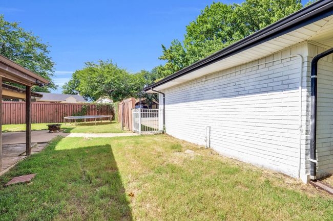 Fenced yard with a trampoline | Image 20
