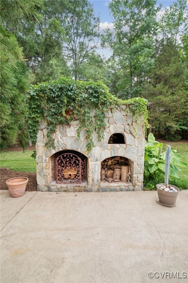 Outdoor fireplace w pizza oven | Image 33