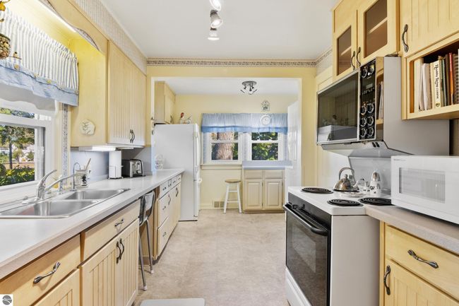 1037 E State St, House other with 2 bedrooms, 1 bathrooms and null parking in Traverse City MI | Image 12