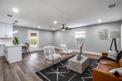 13421 Glenside Dr, Farmers Branch, TX, 75234-5042 | Card Image