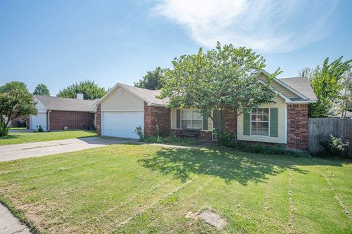 936 Nw 15th St, Moore, OK, 73160-1402 | Card Image