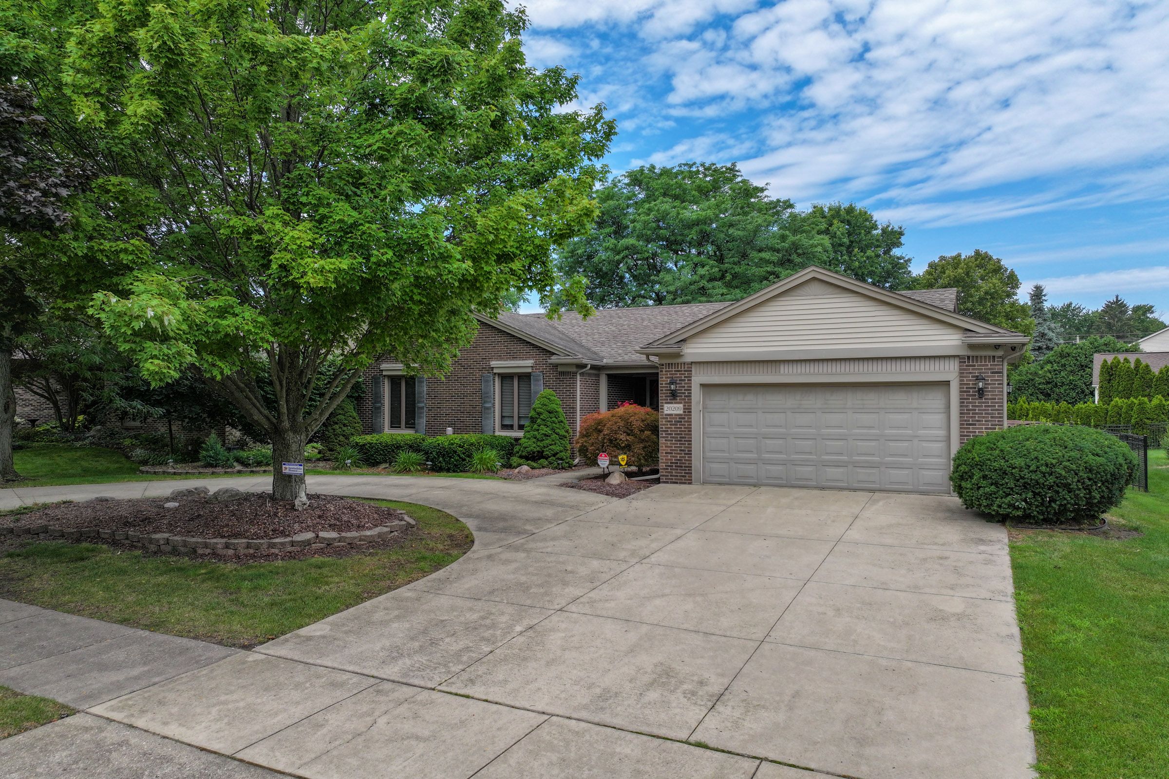 Southampton Dr, Livonia, MI 48152
