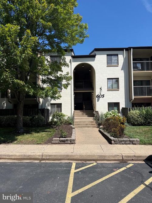 t4-605 Center St, HERNDON, VA, 20170-5006 | Card Image