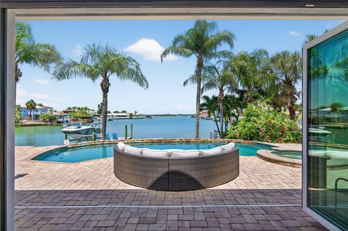 511 Island Way, CLEARWATER BEACH, FL, 33767-1902 | Card Image