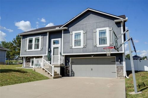 302 Ne 5th St, Oak Grove, MO, 64075-9106 | Card Image