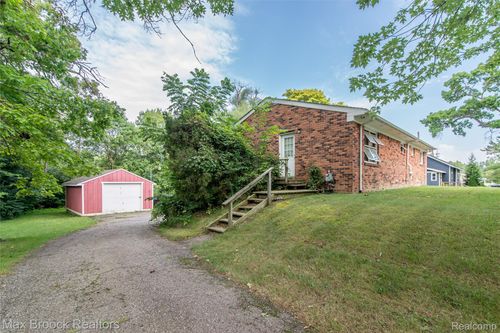 465 Robert Ct, Auburn Hills, MI, 48326-2960 | Card Image