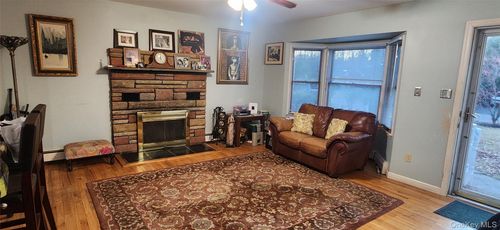 43 Hunter Ave, Miller Place, NY, 11764-3113 | Card Image