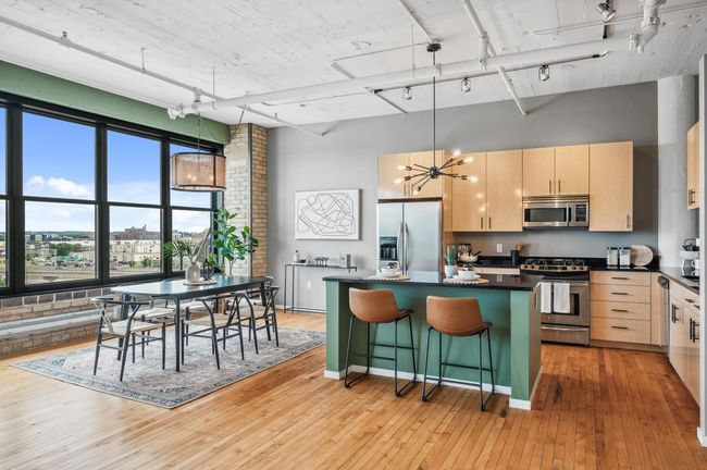 Spacious kitchen and dining area.jpg | Image 13