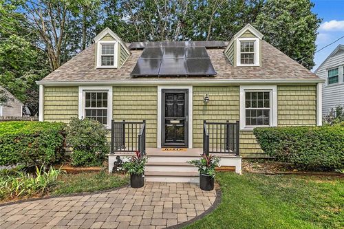 88 Nichols Rd, North Kingstown, RI, 02852-2033 | Card Image