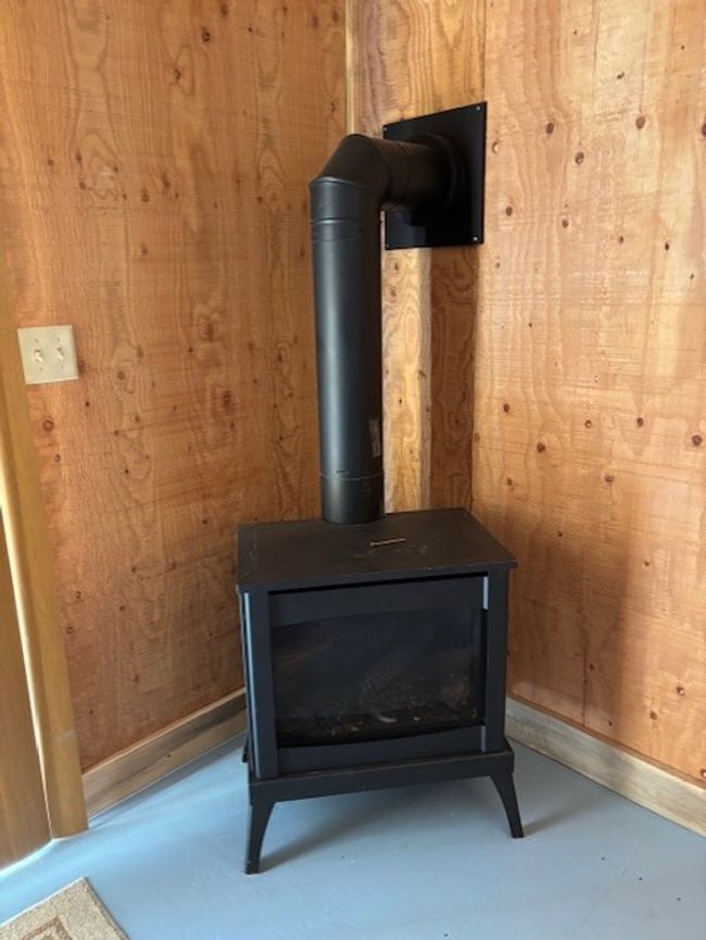 Detailed view of a gas stove, flooring, and baseboards | Image 19
