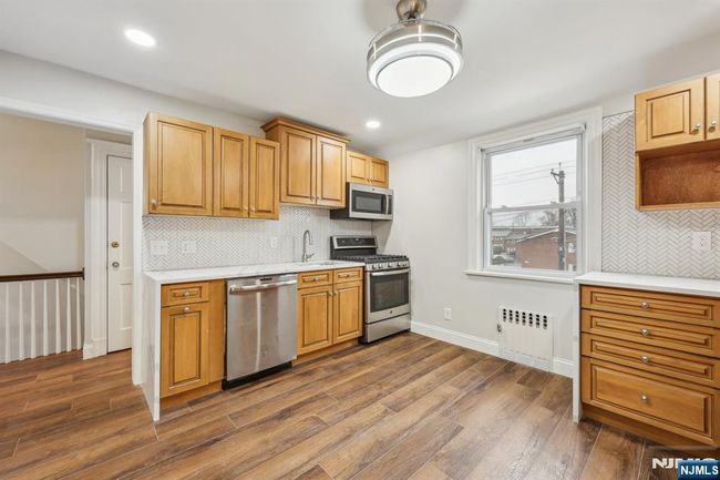 756 Cedar Ln, Condo with 3 bedrooms, 2 bathrooms and null parking in Teaneck NJ | Image 4