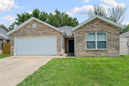 817 Se E Ct, Bentonville, AR, 72712-7099 | Card Image