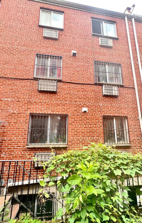 40 Case St, Elmhurst, NY, 11373-1687 | Card Image