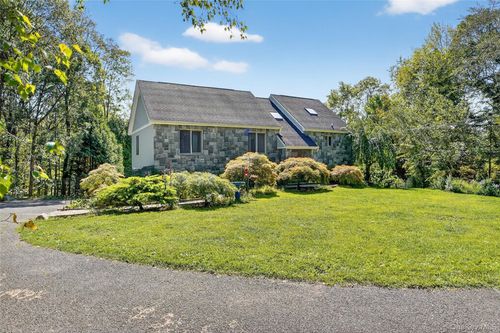 986 Cliff Ave, Yorktown Heights, NY, 10598-6030 | Card Image