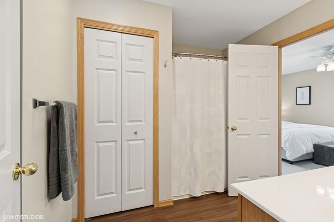Upper level full bath that connects to the primary bedroom | Image 31