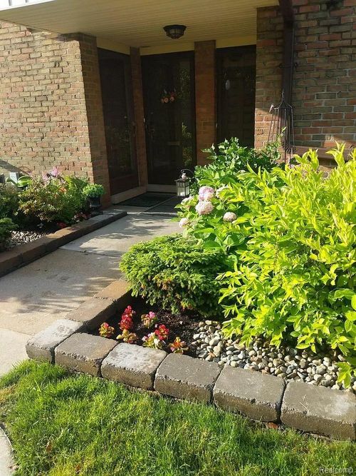 18344 University Park Dr, Livonia, MI, 48152-2628 | Card Image