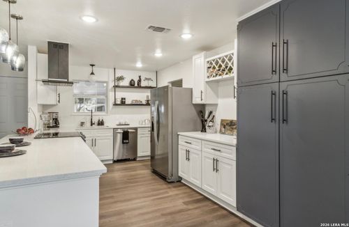 194 Rosewood Ave, New Braunfels, TX, 78130-6954 | Card Image