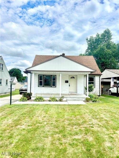 570 Idora Ln, Struthers, OH, 44471-1413 | Card Image