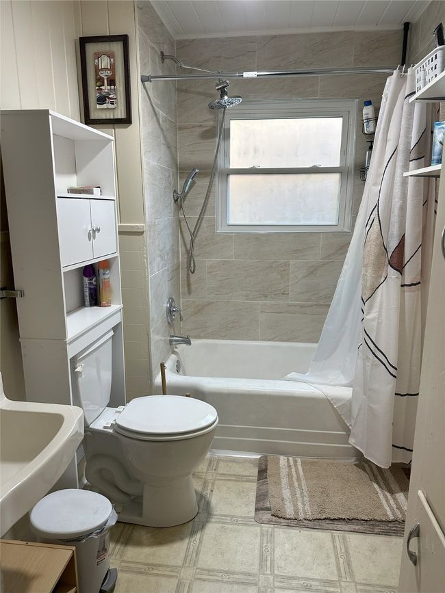 Full bath featuring shower / bath combo with shower curtain | Image 18