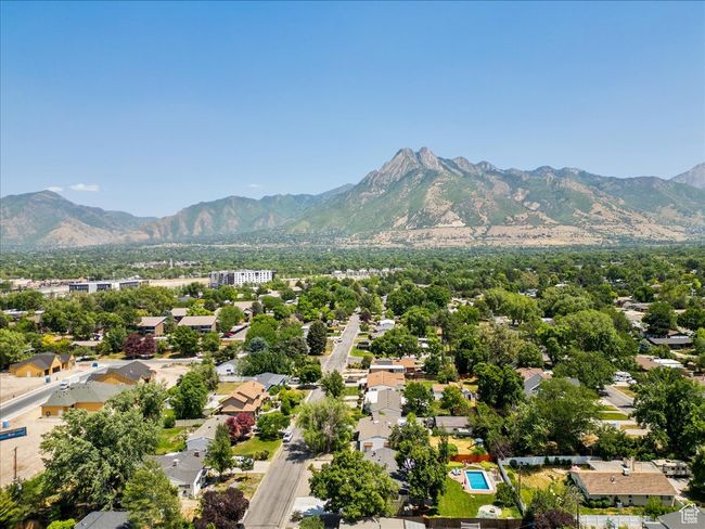 Aerial view of residential area featuring mountains | Image 52