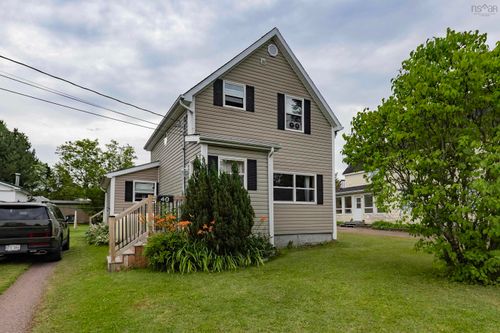 40 Park St, Amherst, NS, B4H2R5 | Card Image