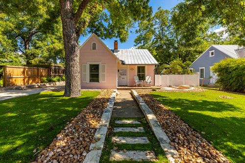 305 Rose St, Fredericksburg, TX, 78624-3622 | Card Image