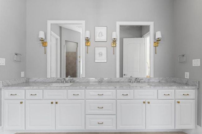Dual vanites with marble counters | Image 20