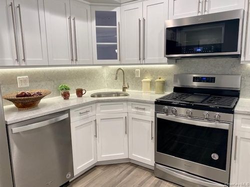 apt-137-115 Westwood Dr, Westbury, NY, 11590-1623 | Card Image