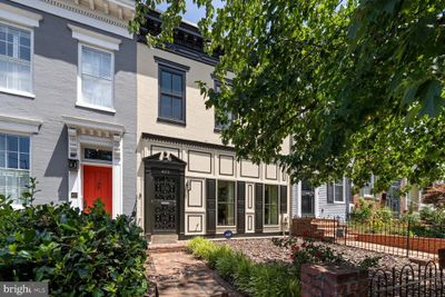 402 G Street Se, Townhouse with 3 bedrooms, 3 bathrooms and null parking in WASHINGTON DC | Image 1