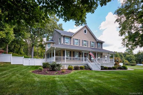 90 Woodcrest Dr, East Fishkill, NY, 12533-6330 | Card Image