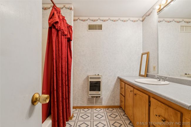 307 S Cherokee St, House other with 3 bedrooms, 2 bathrooms and null parking in Locust Grove OK | Image 18