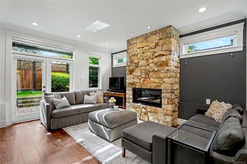 4-2622 Shelbourne St, Victoria, BC, V8R4L9 | Card Image