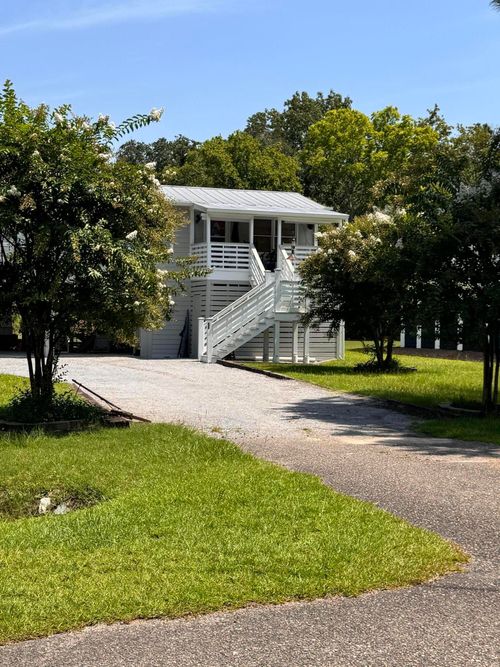 1575 Macoma Dr, Mount Pleasant, SC, 29466-9152 | Card Image