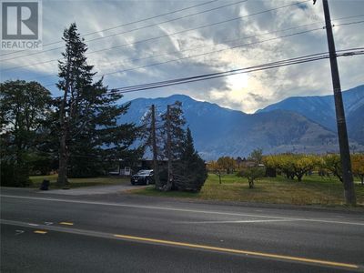 17 7th Ave, House other with 2 bedrooms, 2 bathrooms and 2 parking in Keremeos BC | Image 2