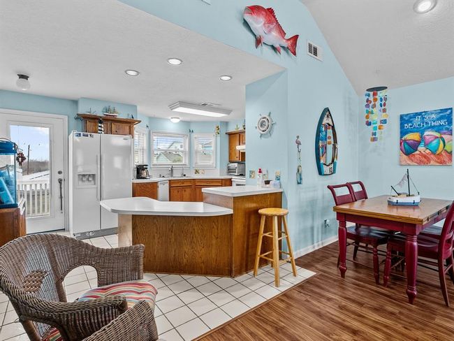 Kitchen has low bar for dining or buffet style entertaining. | Image 9