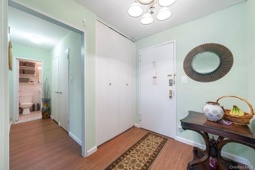 3e-85-15 Main St, Jamaica, NY, 11435-1828 | Card Image