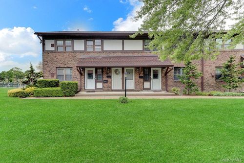 102 Mariners Way, Copiague, NY, 11726-5111 | Card Image