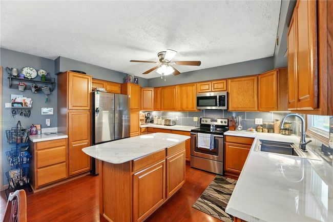 3690 Clearview Dr, House other with 5 bedrooms, 4 bathrooms and 2 parking in Hermitage PA | Image 16