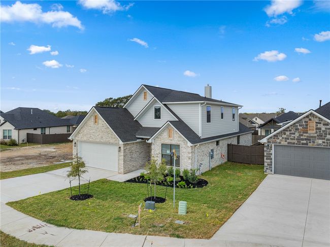 View of front of property featuring a front yard and a garage | Image 40
